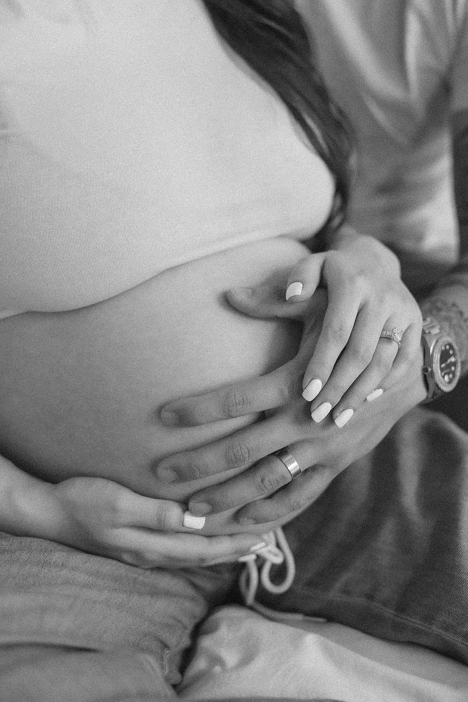 man snuggles his pregnant wife by Desiree Ashley Photography